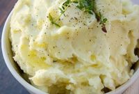 Garlic and Thyme Mashed Potatoes Recipe for Creamy Flavor