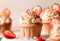 Strawberry Crunch Cupcakes Recipe with Crispy Topping