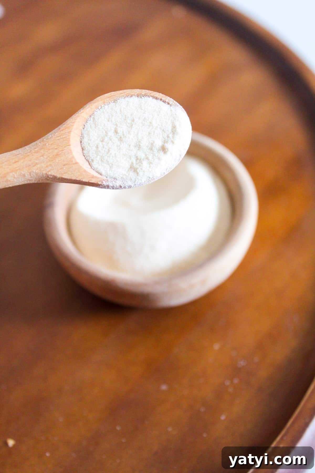 Xanthan Gum vs Arrowroot: spoon with xanthan gum